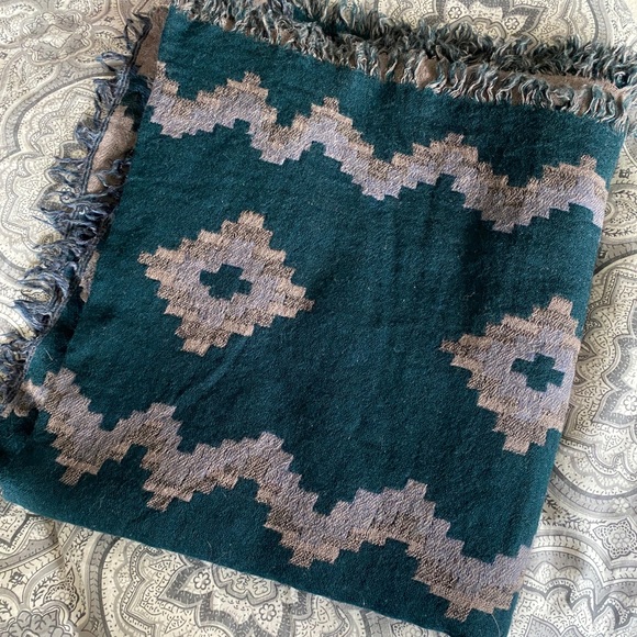 Aritzia Accessories - Aritzia blanket scarf